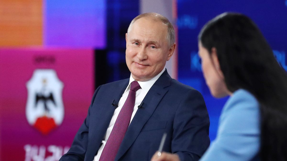 Putin se nechal očkovat Sputnikem V. Prozradil to na debatě s občany